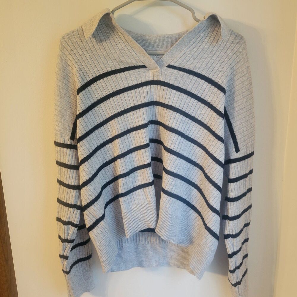 Ann Taylor LOFT Medium M Gray and Black Striped Sweater V Neck Top
